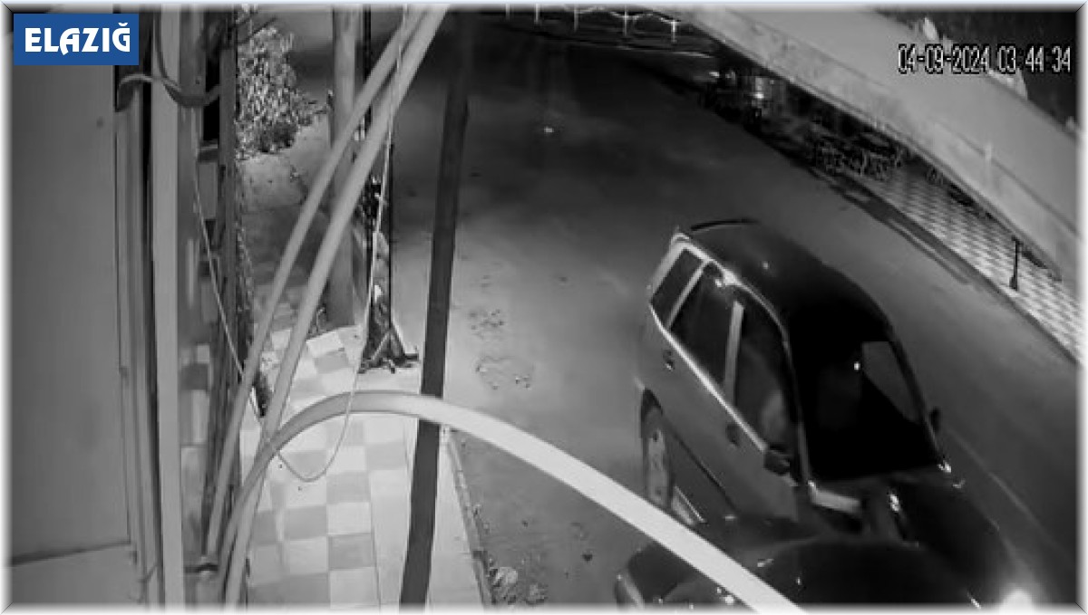 Elazığ'da seyir halindeki otomobil, park halindeki araca çarptı