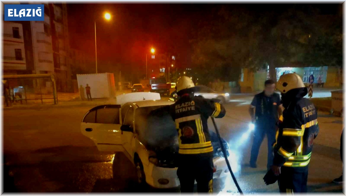Elazığ'da seyir halindeki otomobil yandı