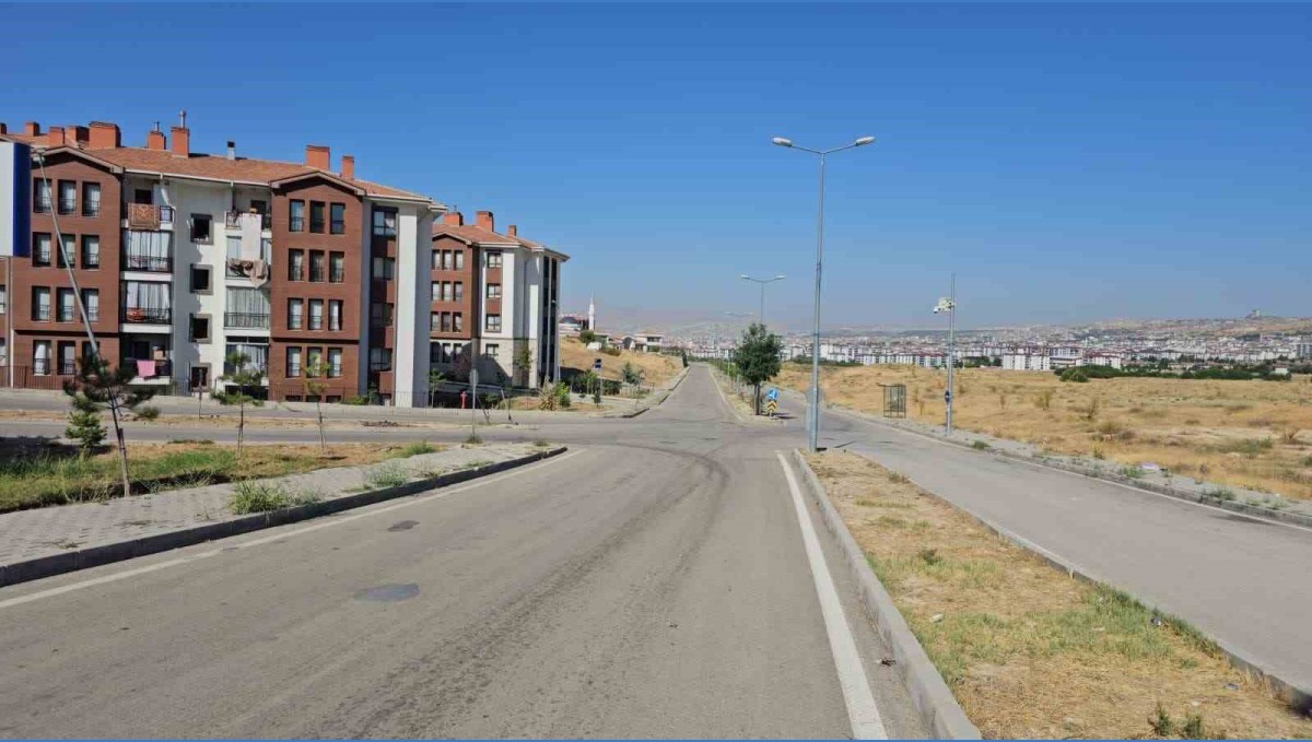 Elazığ'da sıcaklık 40 dereceye yaklaştı, caddeler boş kaldı