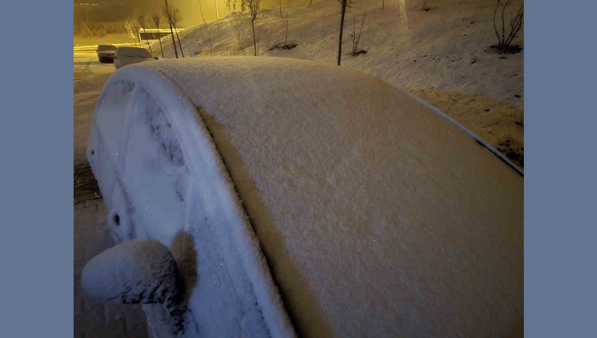 Elazığ'da sıcaklık eksilere kadar düştü: Araç camları buz tuttu