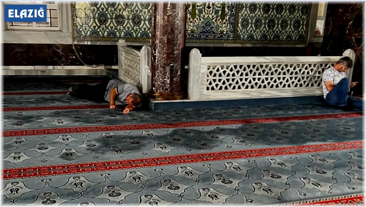 Elazığ'da sıcaktan bunalan vatandaşlar camilerde serinliyor