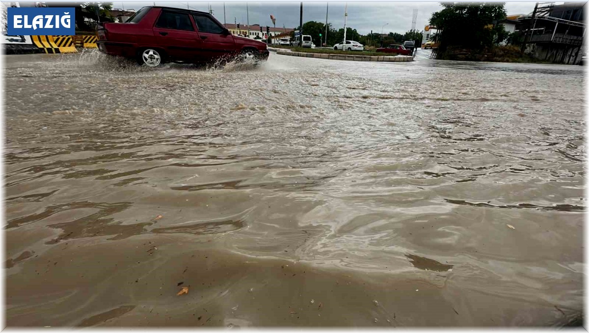 Elazığ'da şiddetli yağış: Cadde ve alt geçitleri su bastı