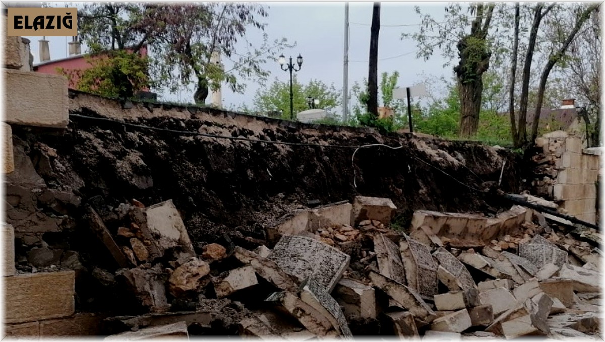 Elazığ'da şiddetli yağış nedeniyle istinat duvarı çöktü