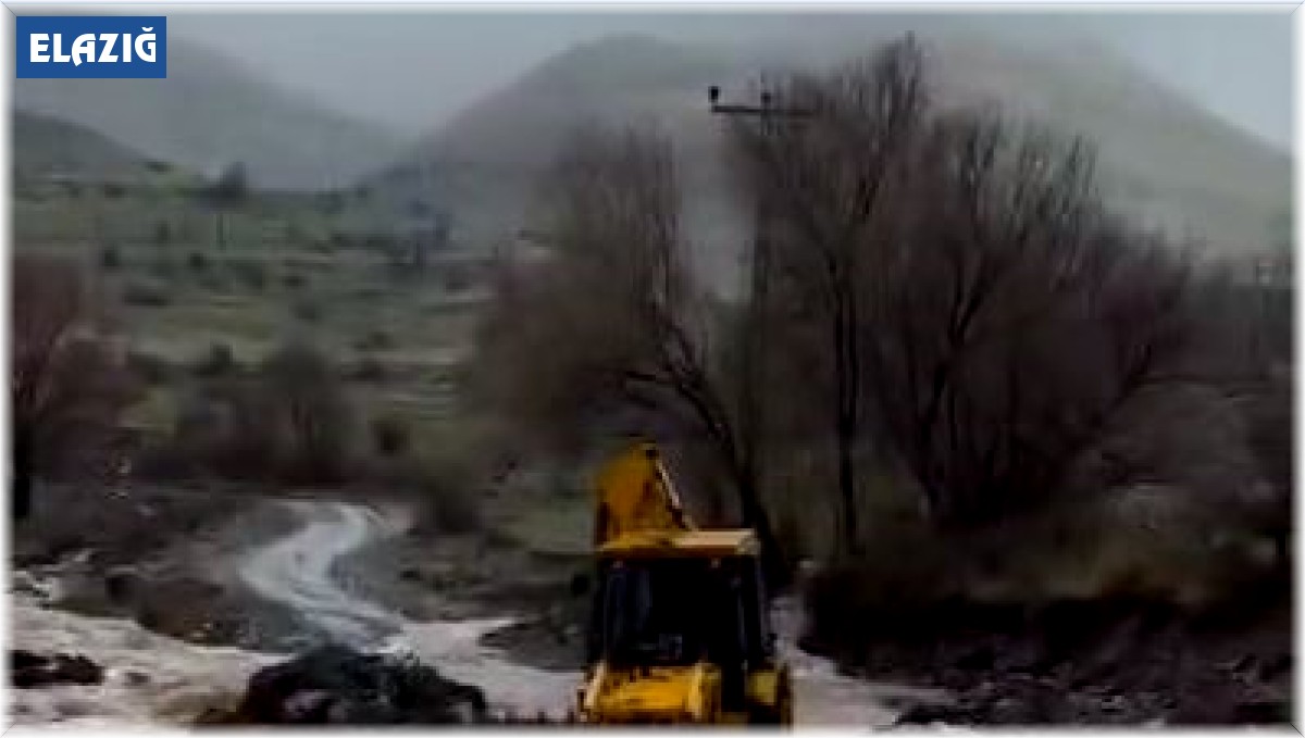 Elazığ'da şiddetli yağışlar köy yollarına zarar verdi