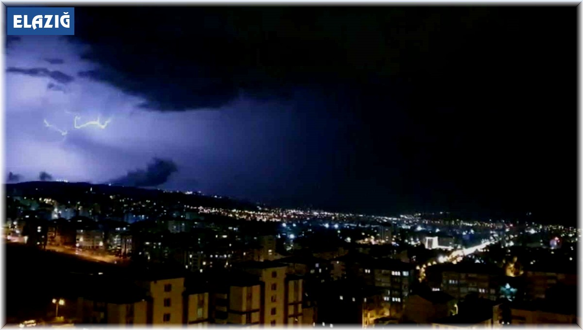 Elazığ'da şimşekler geceyi aydınlattı