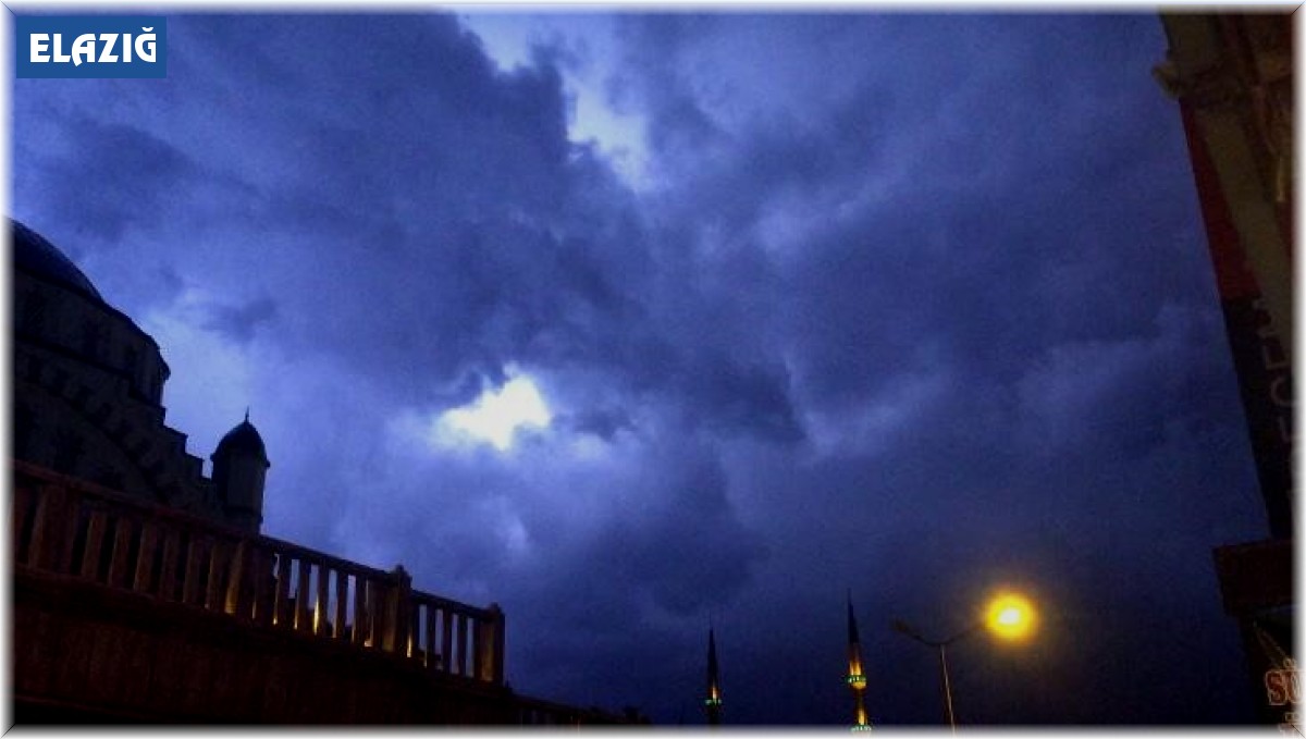 Elazığ'da şimşekler geceyi aydınlattı