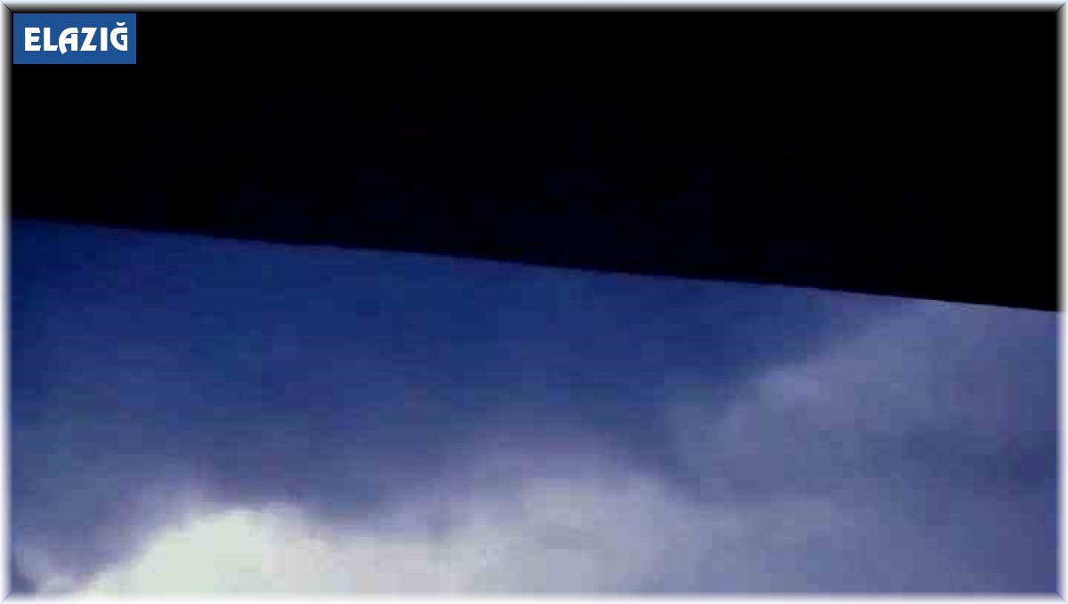 Elazığ'da şimşekler geceyi aydınlattı