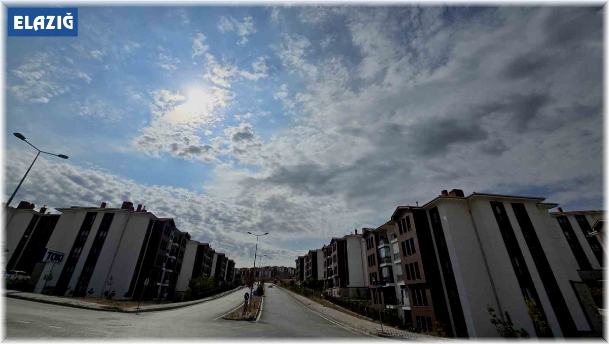 Elazığ'da 'sirrokümülüs' bulutları görsel şölen sundu