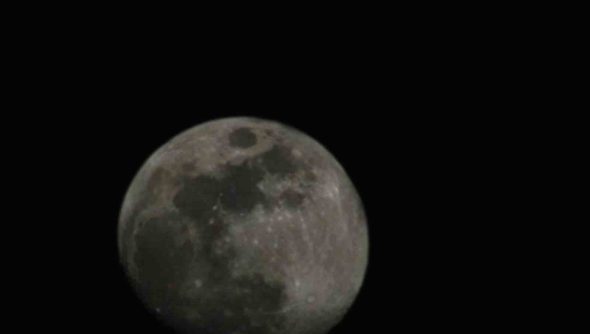 Elazığ'da şişkin ay gökyüzünü süsledi