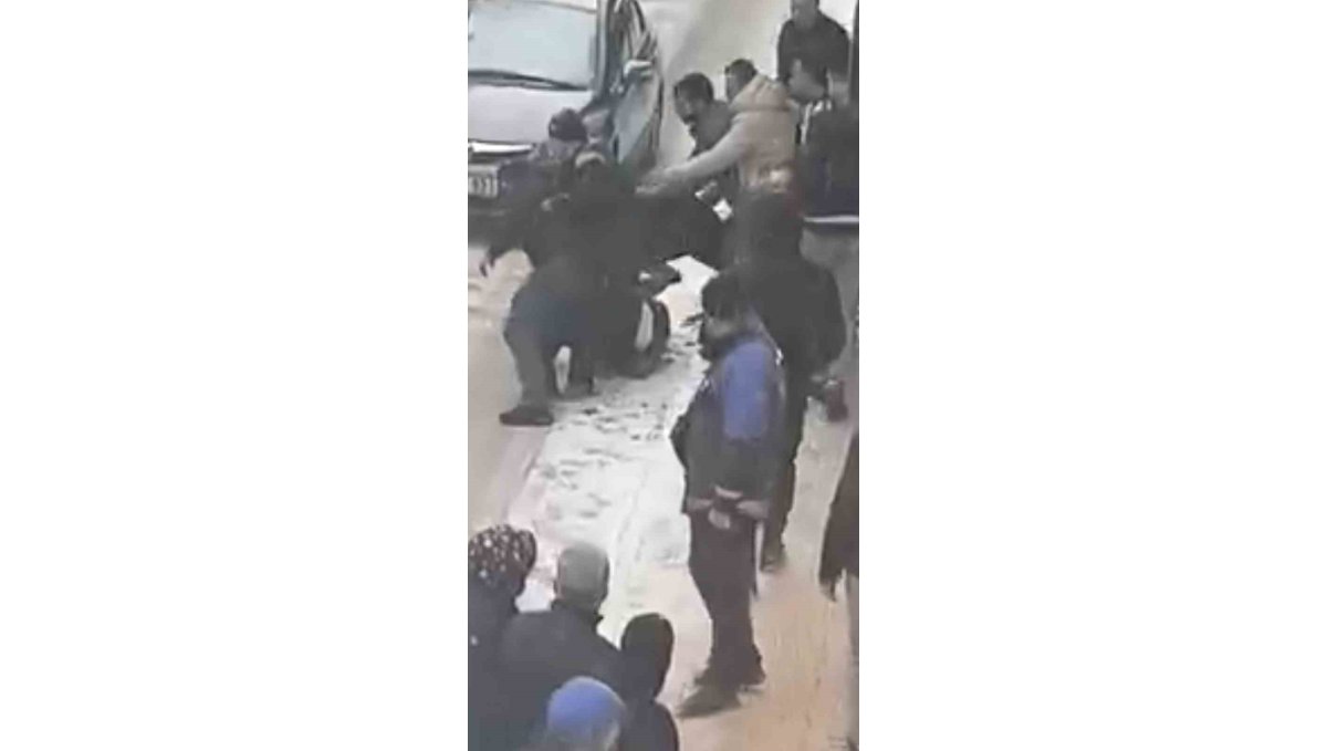 Elazığ'da sokak ortasında tekme tokat kavga: O anlar kamerada
