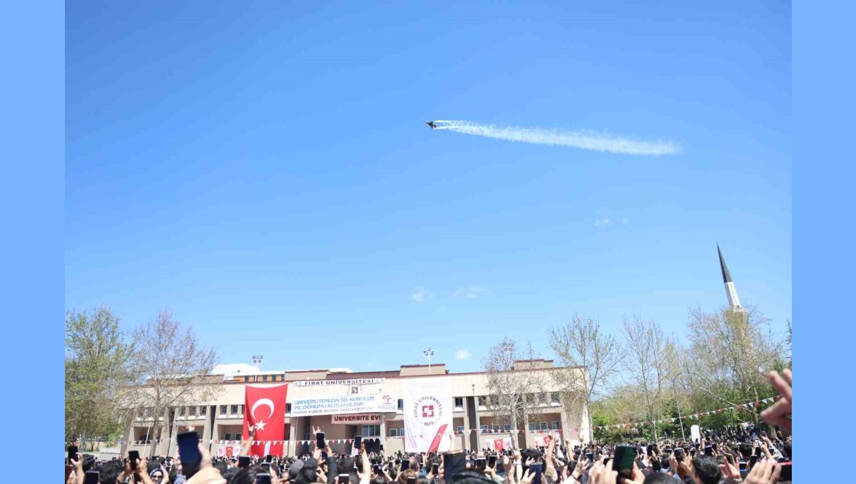 Elazığ'da SOLOTÜRK gösterisi nefes kesti