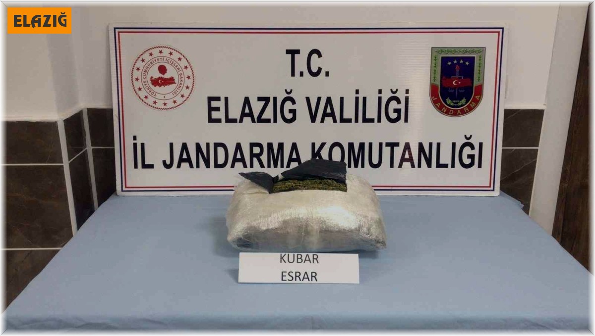 Elazığ'da streç filme sarılı 2,5 kilo esrar ele geçirildi