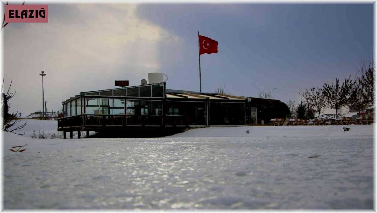 Elazığ'da süs havuzları dondu, ortaya kartpostallık görüntüler çıktı