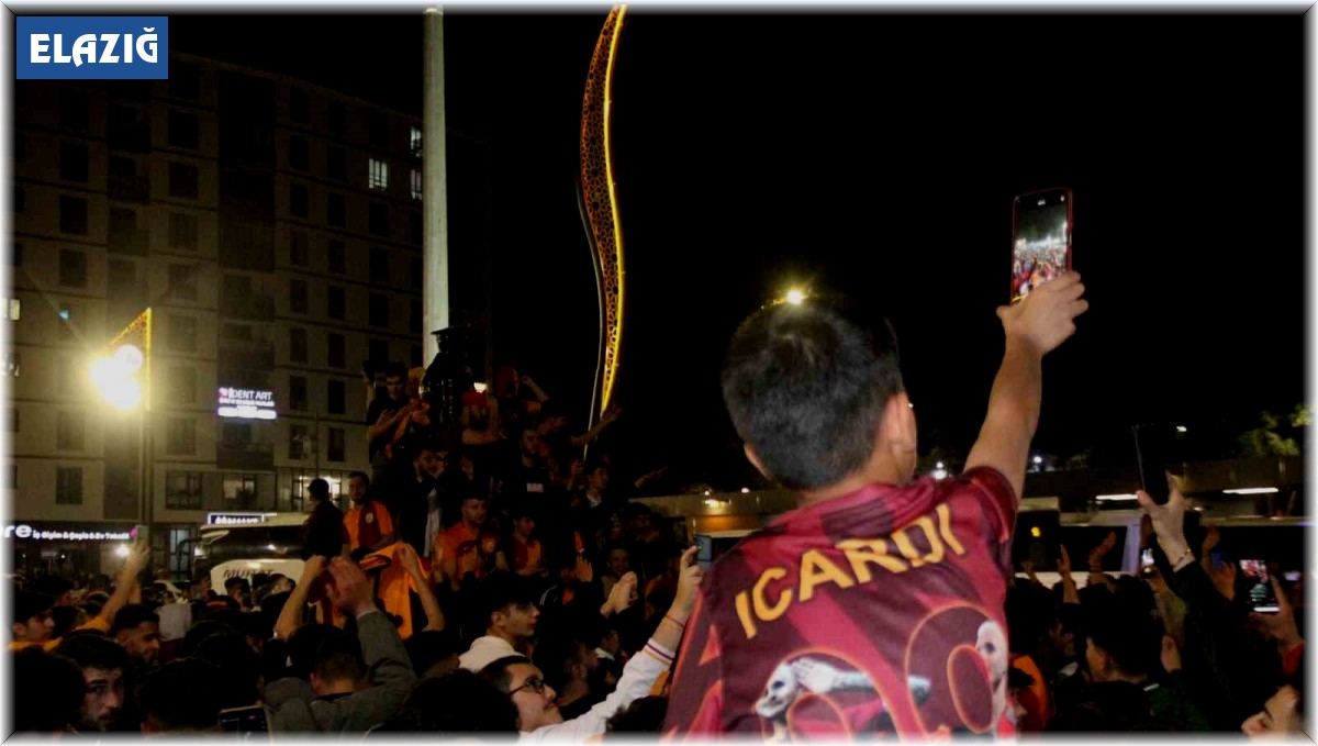 Elazığ'da taraftarlar meydanı karnaval alanına çevirdi