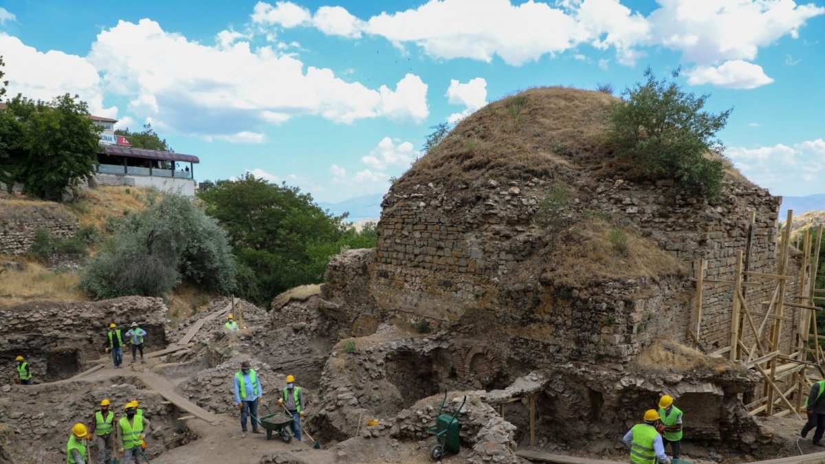 Elazığ'da tarihi hamamda restorasyon çalışmaları başladı
