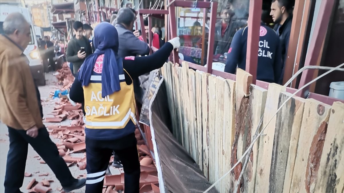 Elazığ'da Tarihi Kapalı Çarşı'da sundurmanın çökmesi sonucu 5 kişi yaralandı