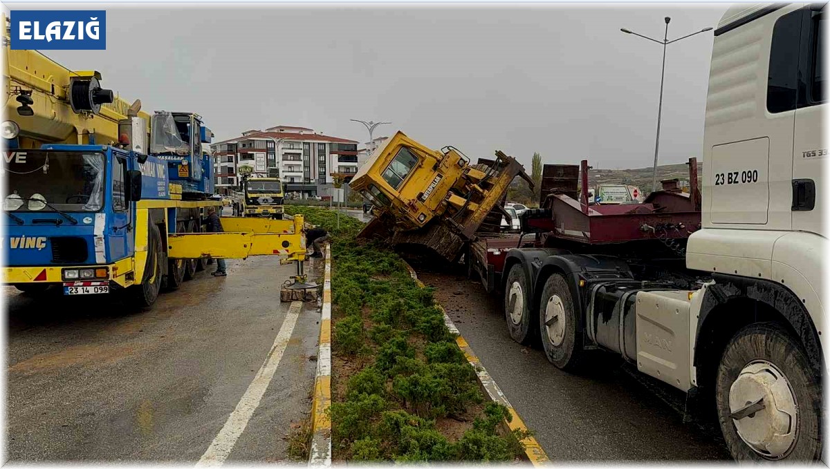 Elazığ'da taşıma aracının üstündeki dozer devrildi