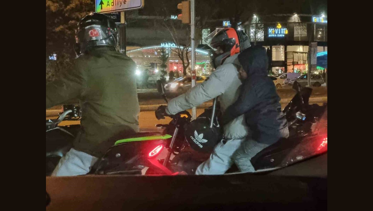 Elazığ'da tehlikeli motosiklet yolculuğu