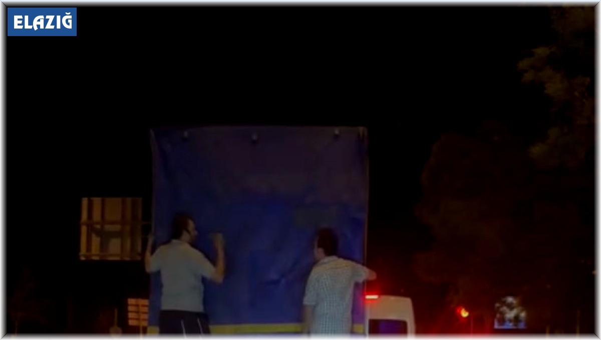 Elazığ'da tehlikeli yolculuk: Kamyonun arkasına tutunarak yolculuk ettiler