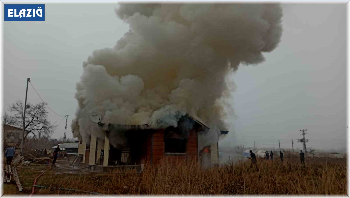 Elazığ'da tek katlı ev çıkan yangında kullanılamaz hale geldi