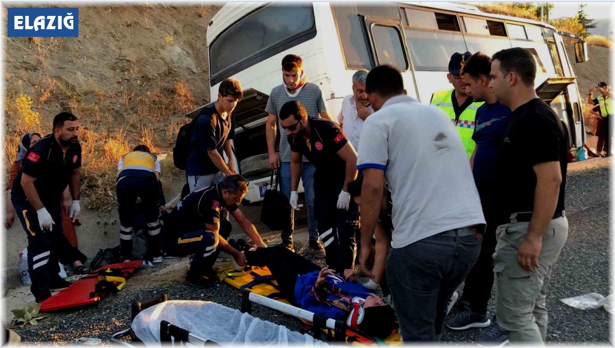 Elazığ'da tekeri patlayan midibüs su kanalına düştü: 13 yaralı