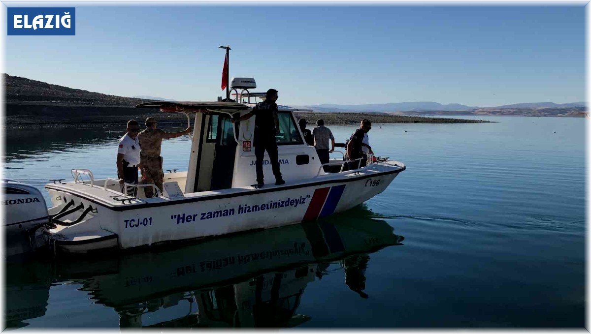 Elazığ'da tekneyle birlikte suda kaybolan şahsı arama çalışmaları sürüyor