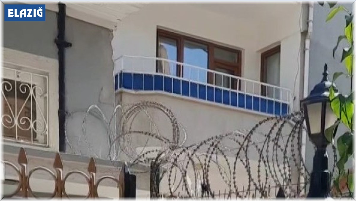 Elazığ'da tellere sıkışan kedi itfaiye tarafından kurtarıldı