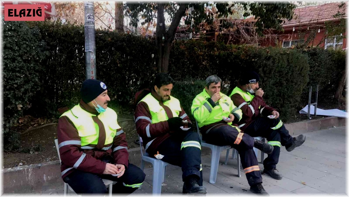 Elazığ'da temizlik görevlileri oturdu, öğrenciler caddeleri temizledi