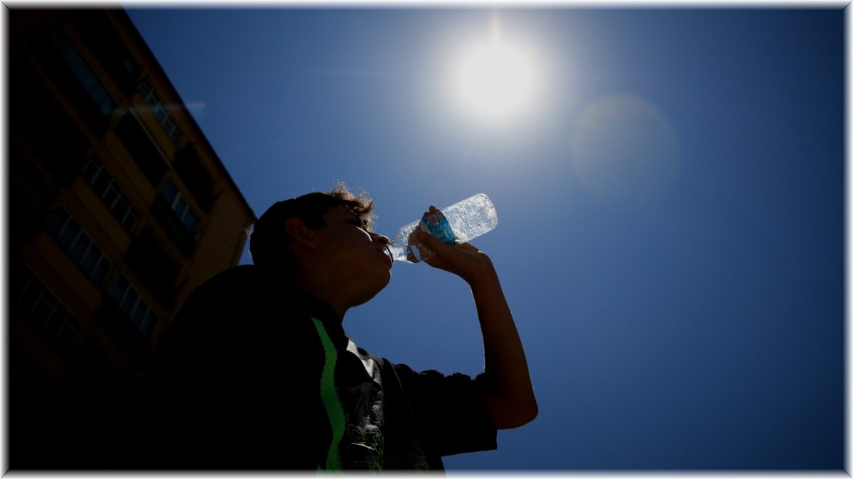 Elazığ'da termometreler 40 dereceyi gösterdi, sıcaktan bunalan vatandaşlar gölgelik yerlere koştu