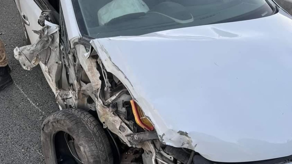 Elazığ'da ters yöne giren iş makinesi otomobile çarptı: 3 yaralı