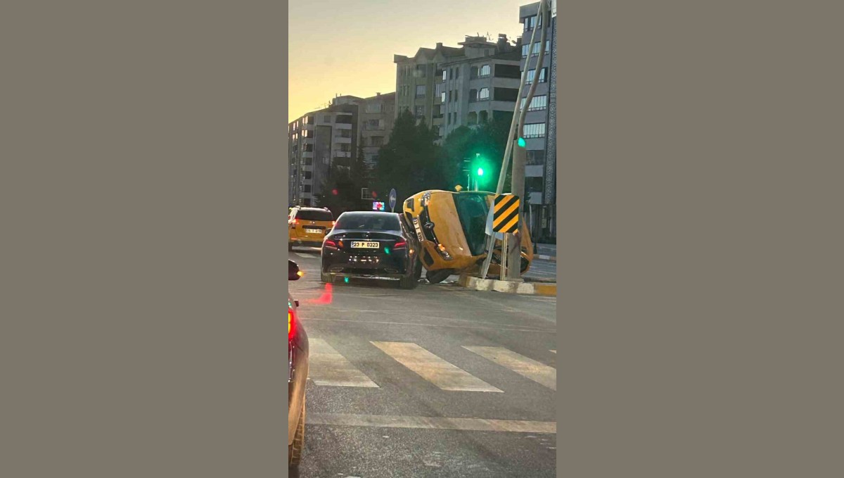 Elazığ'da ticari taksi ile otomobil çarpıştı: 2 yaralı