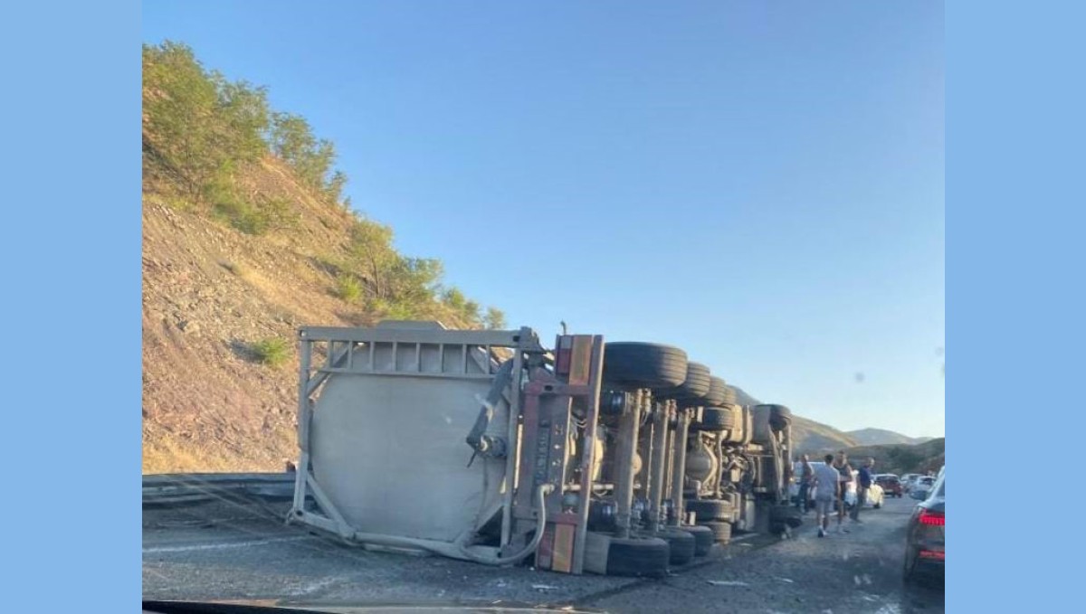 Elazığ'da tır devrildi: 1 yaralı