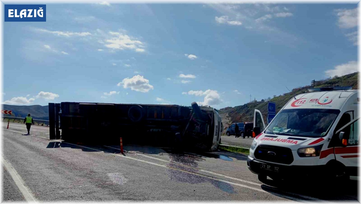 Elazığ'da tır devrildi: 2 yaralı