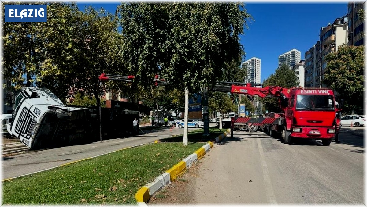 Elazığ'da tır devrildi: 2 yaralı