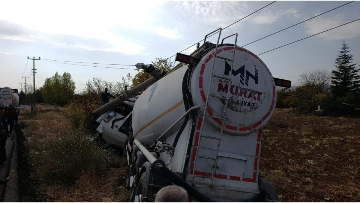Elazığ'da tır elektrik direğine çarptı: 1 yaralı