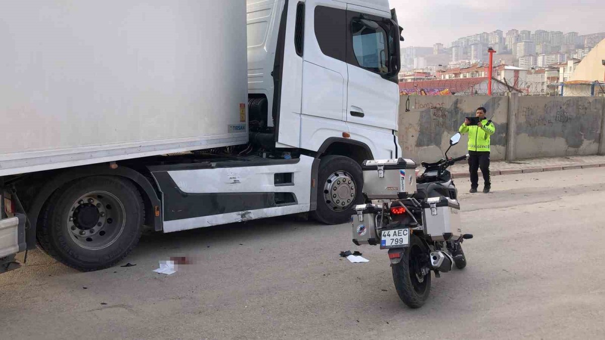 Elazığ'da tır ile çarpışan motosikletli yaralandı