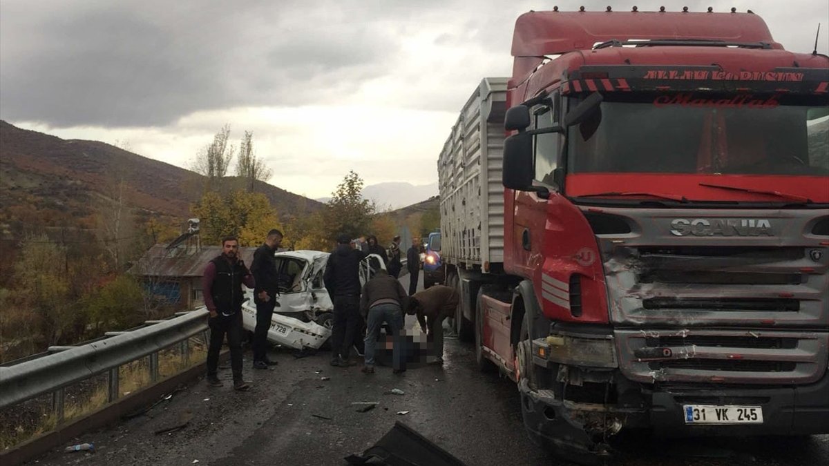 Elazığ'da tır ile çarpışan otomobildeki 1 kişi öldü, 1 kişi yaralandı