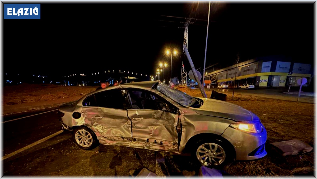 Elazığ'da tır ile otomobil çarpıştı: 1'i ağır 3 yaralı
