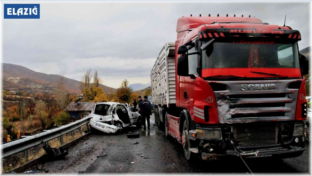Elazığ'da tır ile otomobil çarpıştı: 2 ağır yaralı
