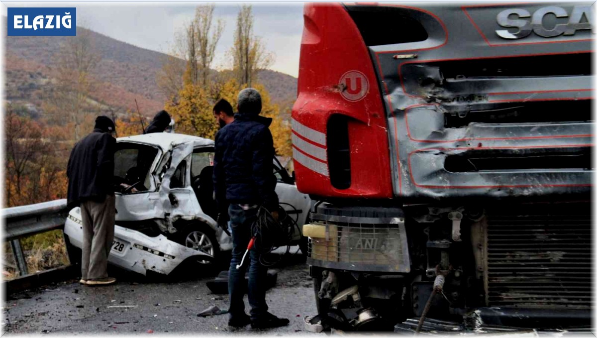 Elazığ'da tır ile otomobilin çarpıştığı kazada ölü sayısı 2'ye yükseldi