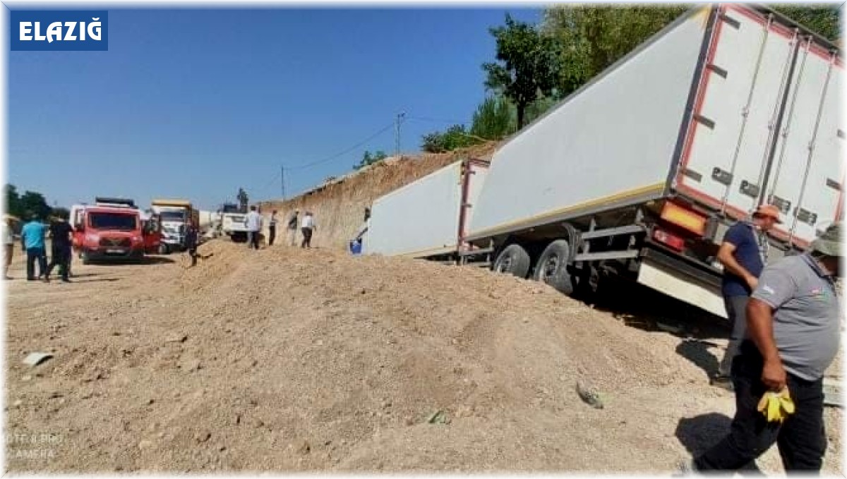 Elazığ'da tır kum birikintisine girdi: 1 yaralı
