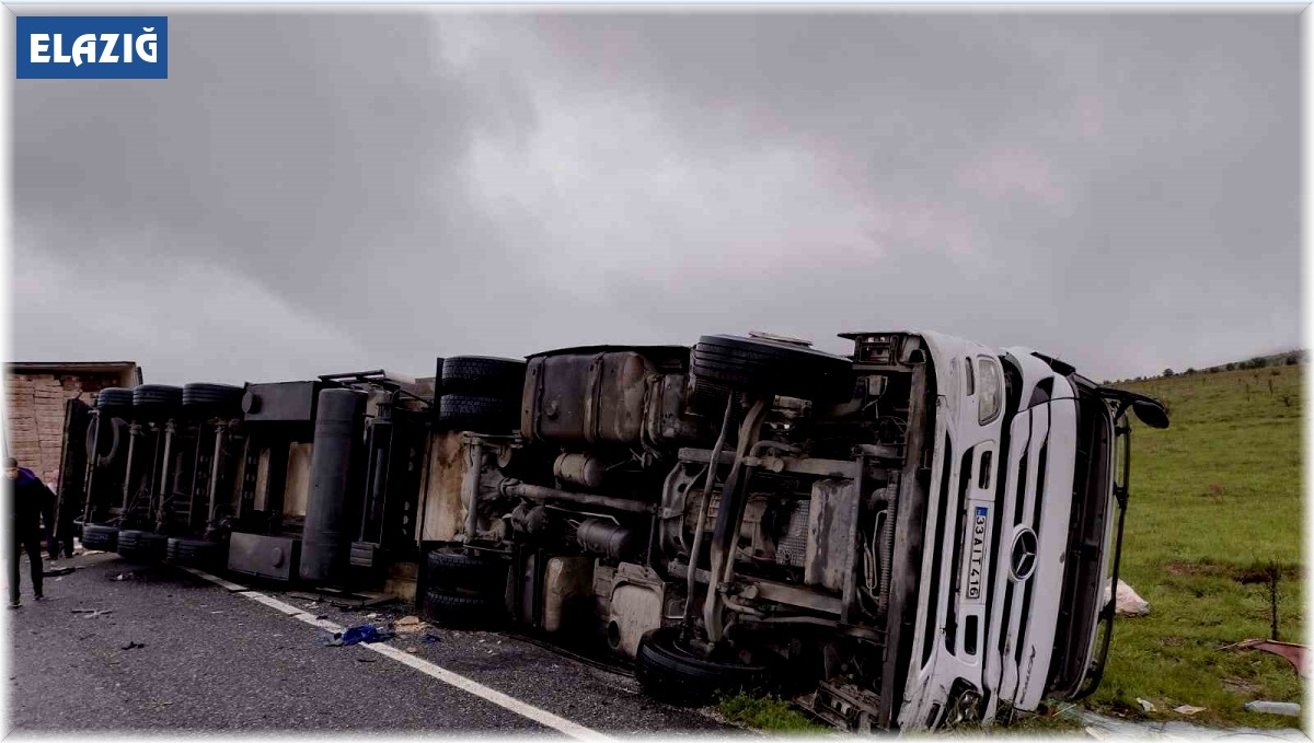 Elazığ'da tır yan yattı: 1 yaralı