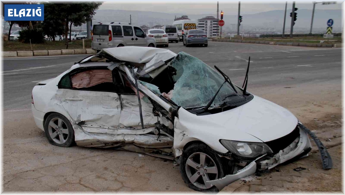Elazığ'da tırın çarptığı otomobil kağıt gibi ezildi: 1 yaralı