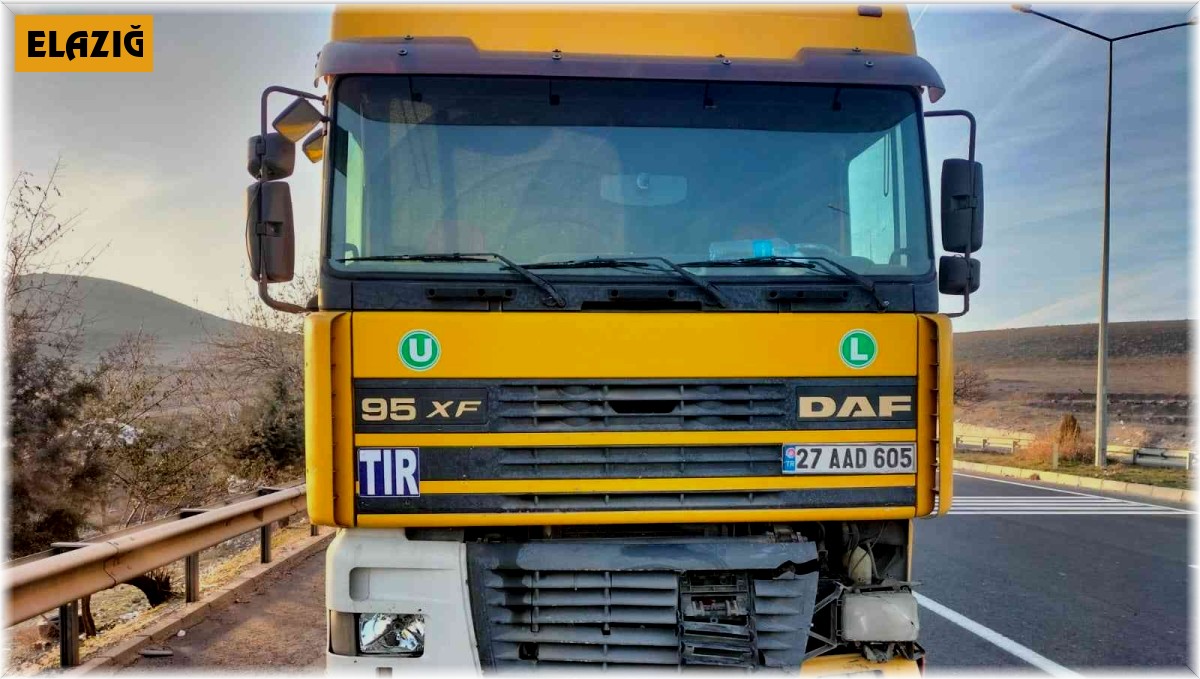 Elazığ'da tırın çarptığı otomobil şarampole uçtu