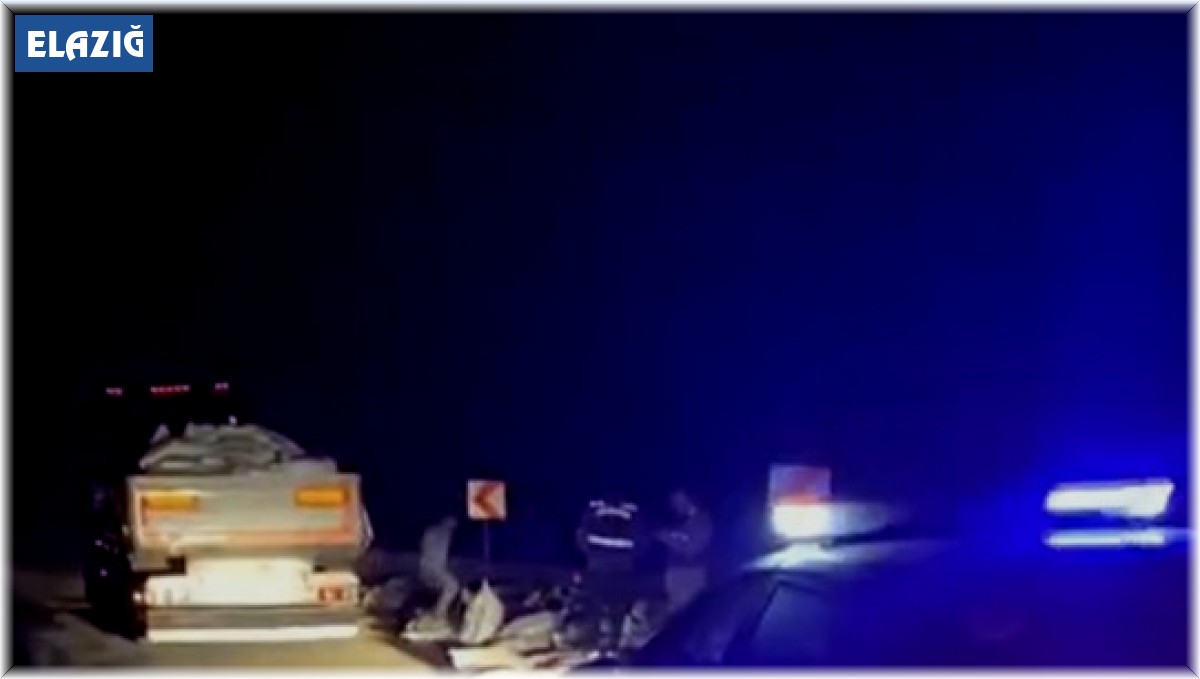 Elazığ'da tonlarca yem tır dorsesinden yola saçıldı