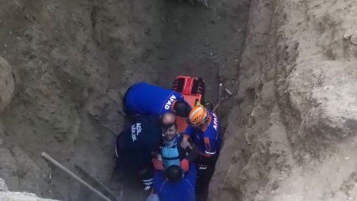 Elazığ'da toprak altında kalan 2 işçi kurtarıldı