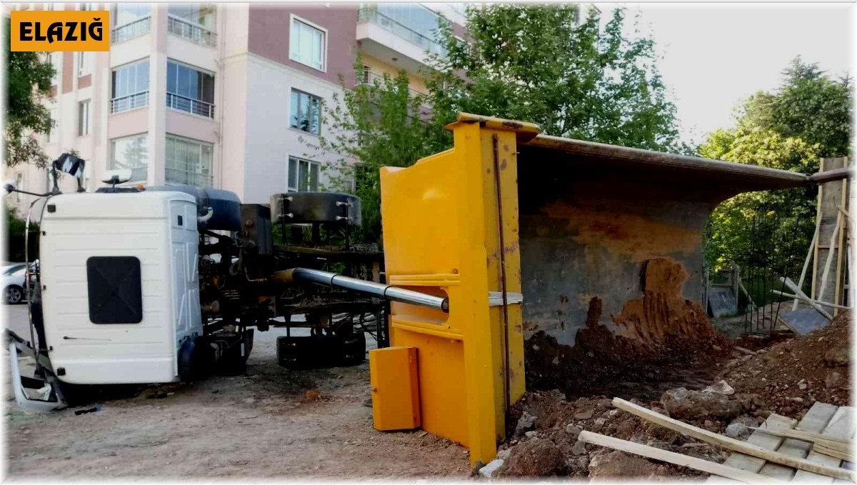 Elazığ'da toprak taşıyan kamyon yan yattı