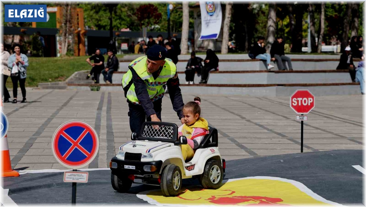 Elazığ'da Trafik Haftası etkinliklerinde çocuklar doyasıya eğlendi