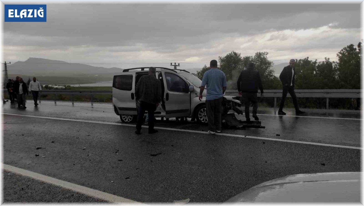 Elazığ'da trafik kazası: 2 yaralı