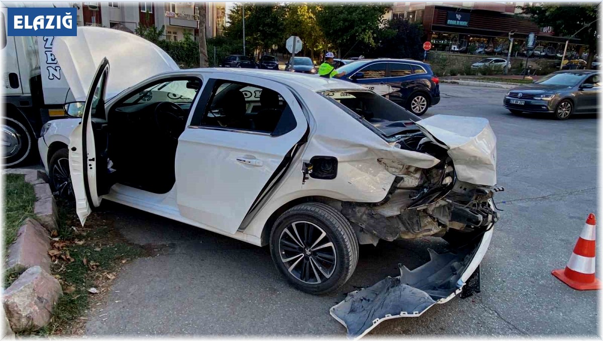 Elazığ'da trafik kazası: 2 yaralı